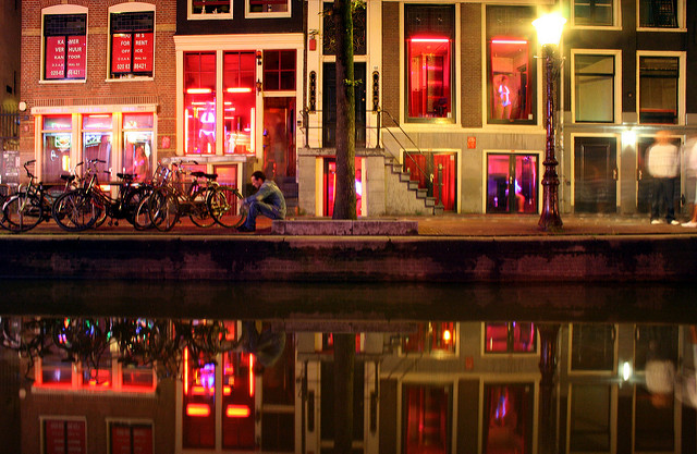 Doorkijkspiegels plaatsen op de Wallen in Amsterdam